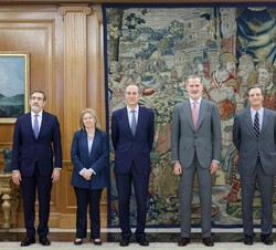 Don Felipe con la representación de la Fundación Hay Derecho
